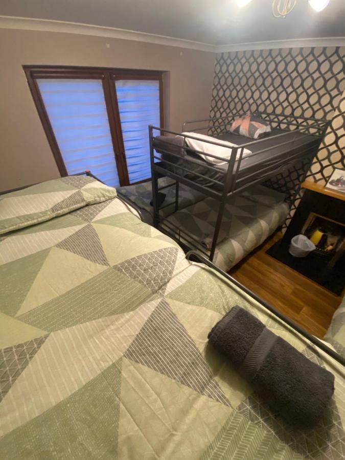 Airport Big With Bathroom Outside - Kitchen Only 7 Days Reservation Privatunterkunft Dublin