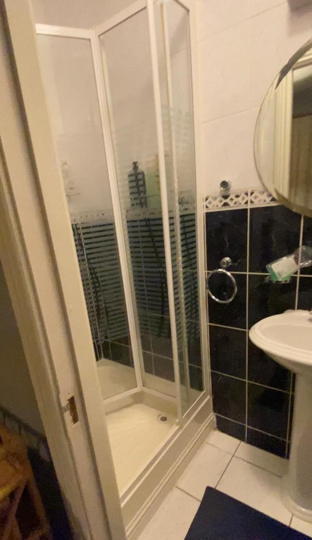 Privatunterkunft Airport Big With Bathroom Outside - Kitchen Only 7 Days Reservation